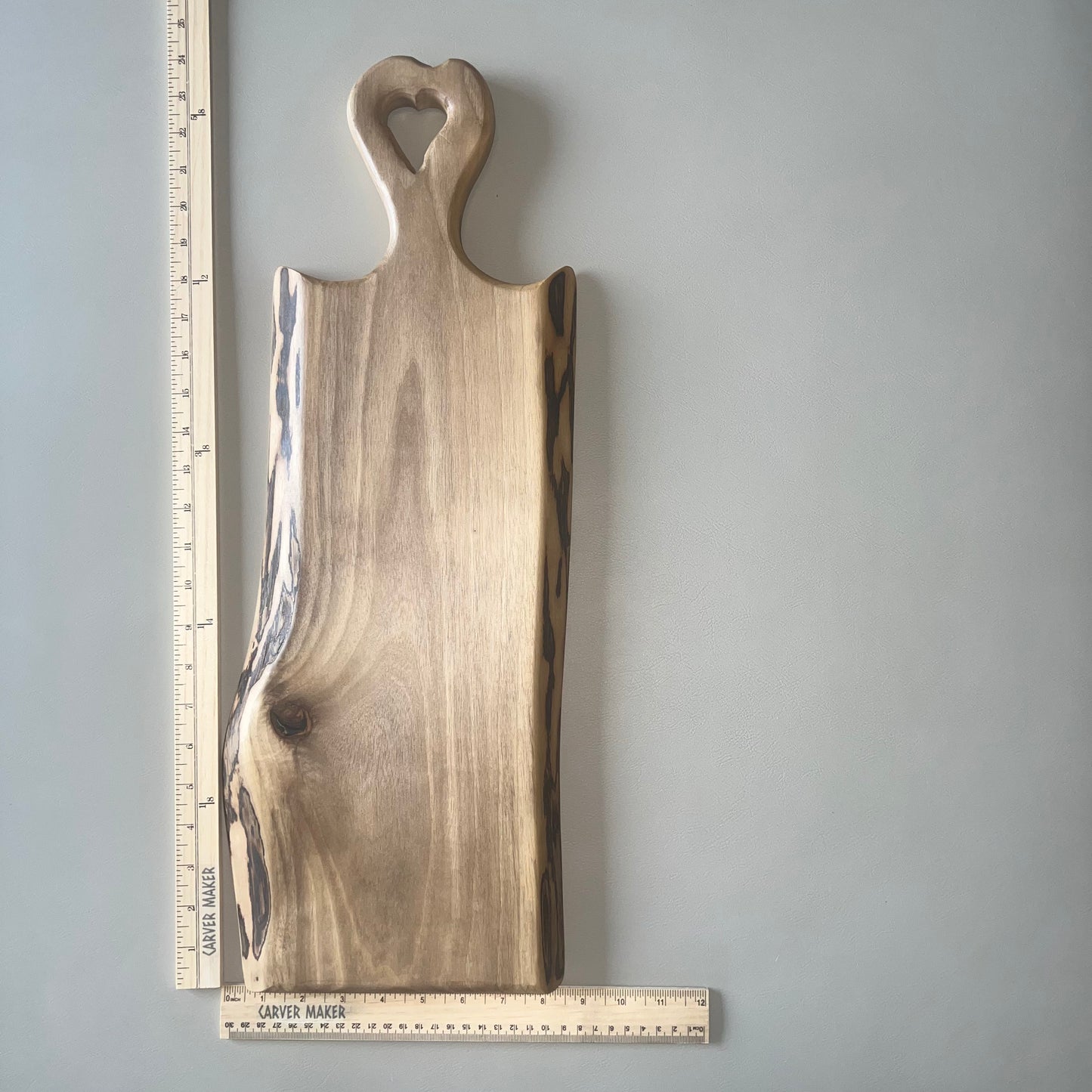 Planche de service en bois de noyer avec poignée en forme de cœur