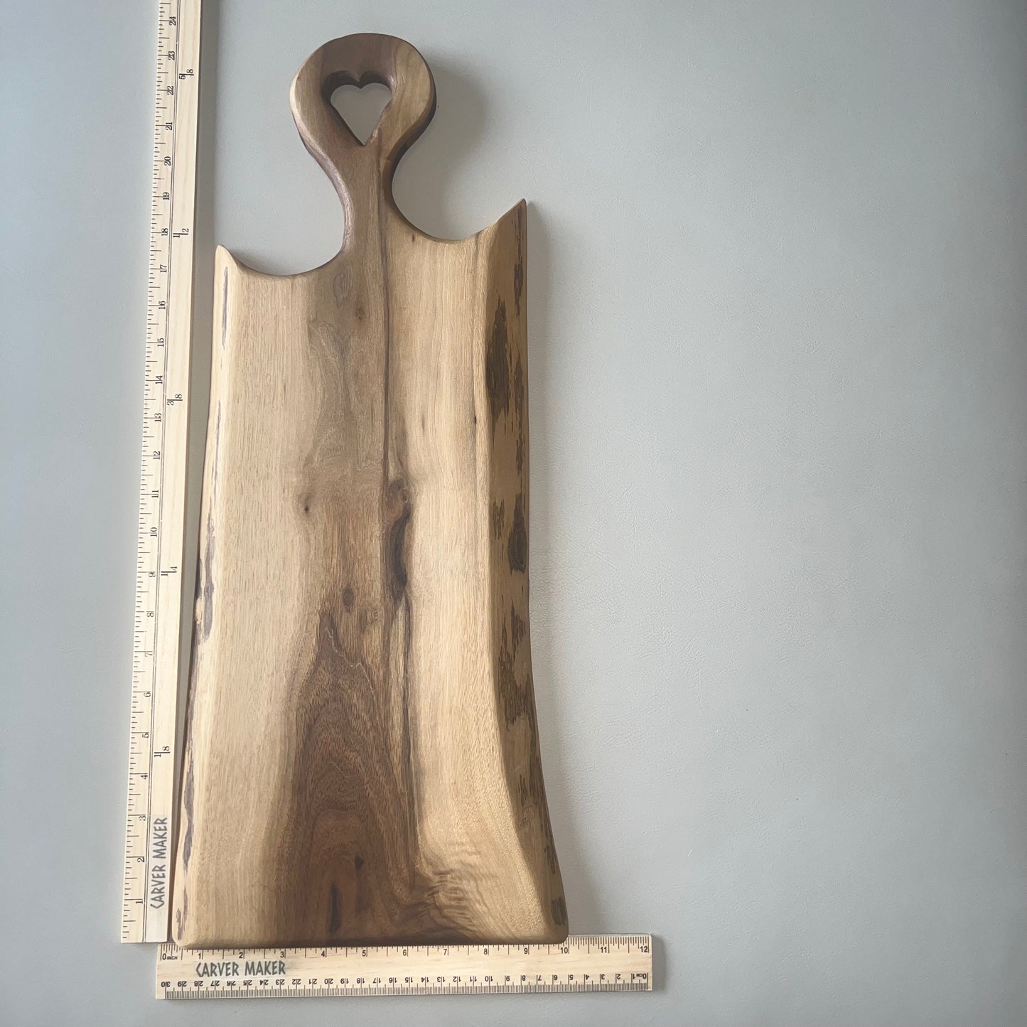 Bandeja para servir de madera de nogal con mango de corazón
