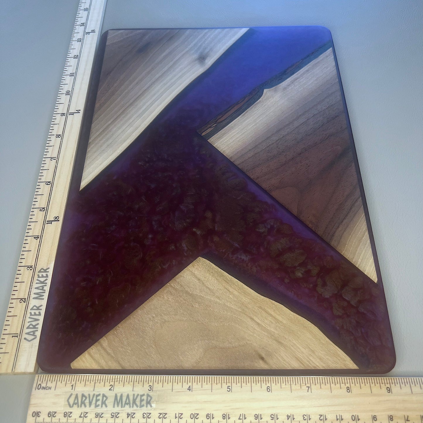 Planche de service en noyer en résine rouge et violette
