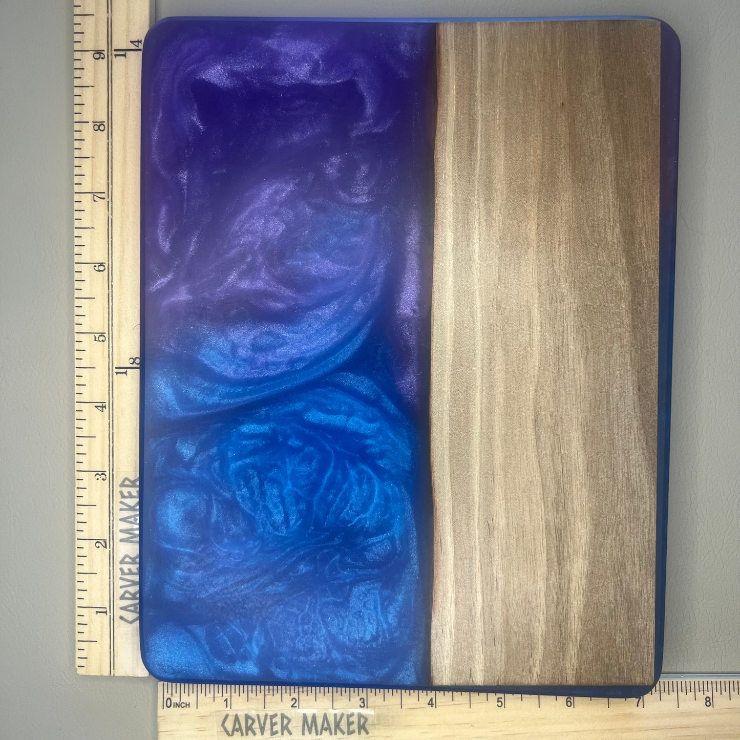 Noyer avec planche à beurre en résine bleue et violette