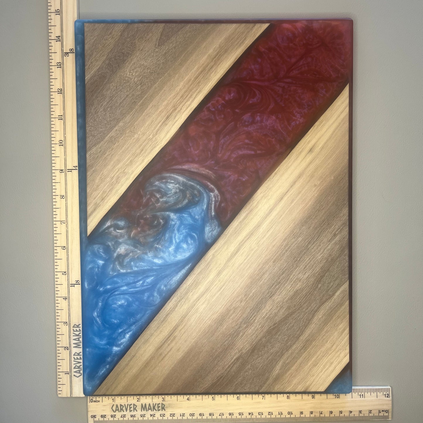 Noyer avec planche de service en résine bleue et rouge