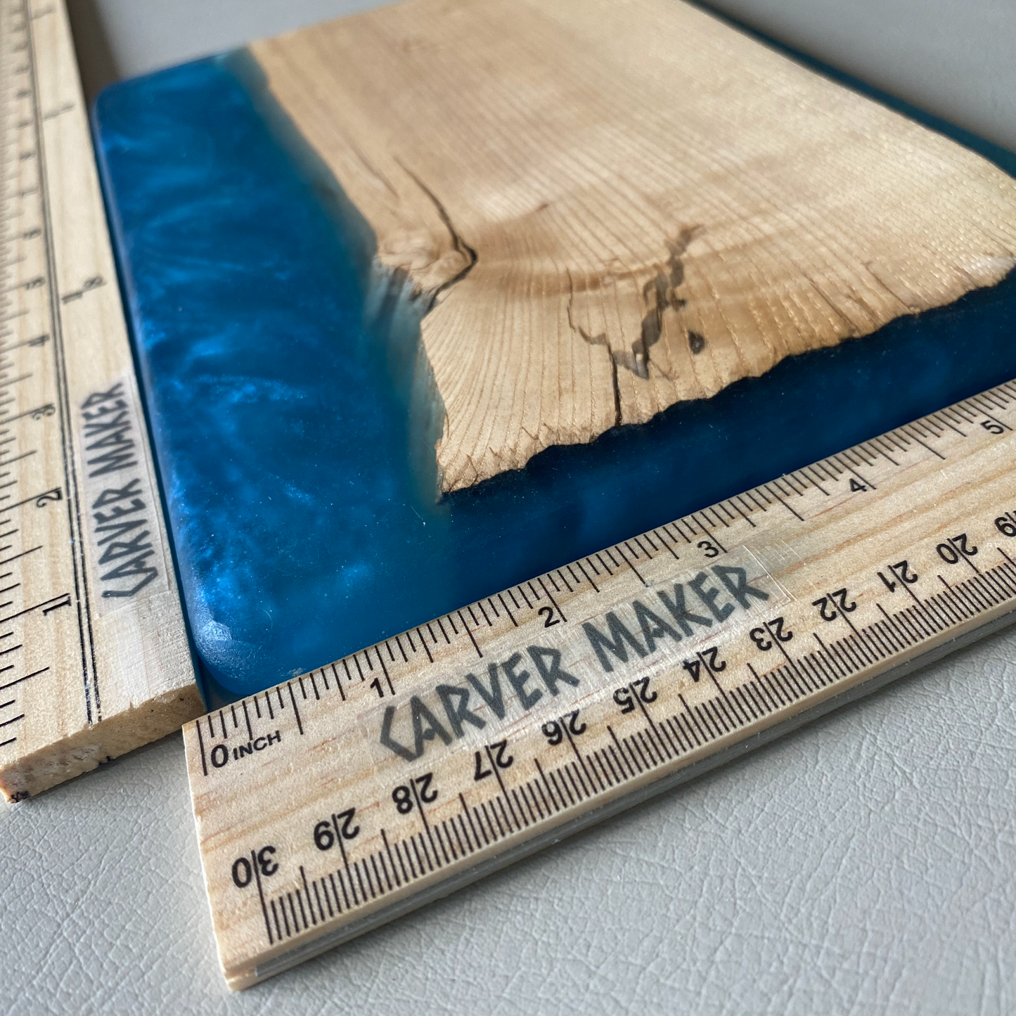 Planche à beurre en bois de frêne et résine bleue