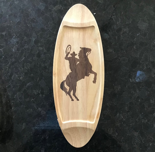 Diseño de vaquero sobre caballo en bandeja mediana de madera de caucho de doble cara con dos asas