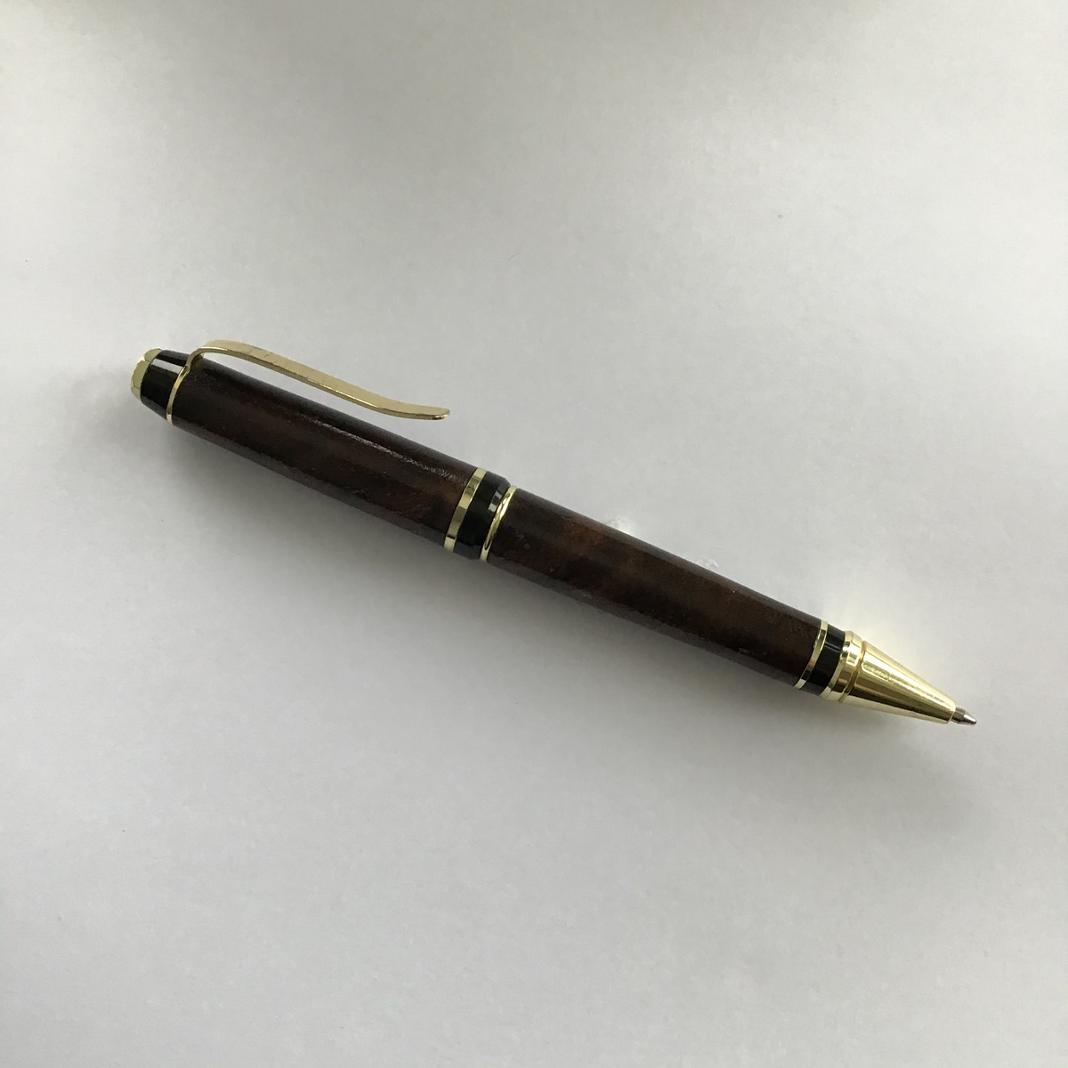 Pluma de madera torneada a mano