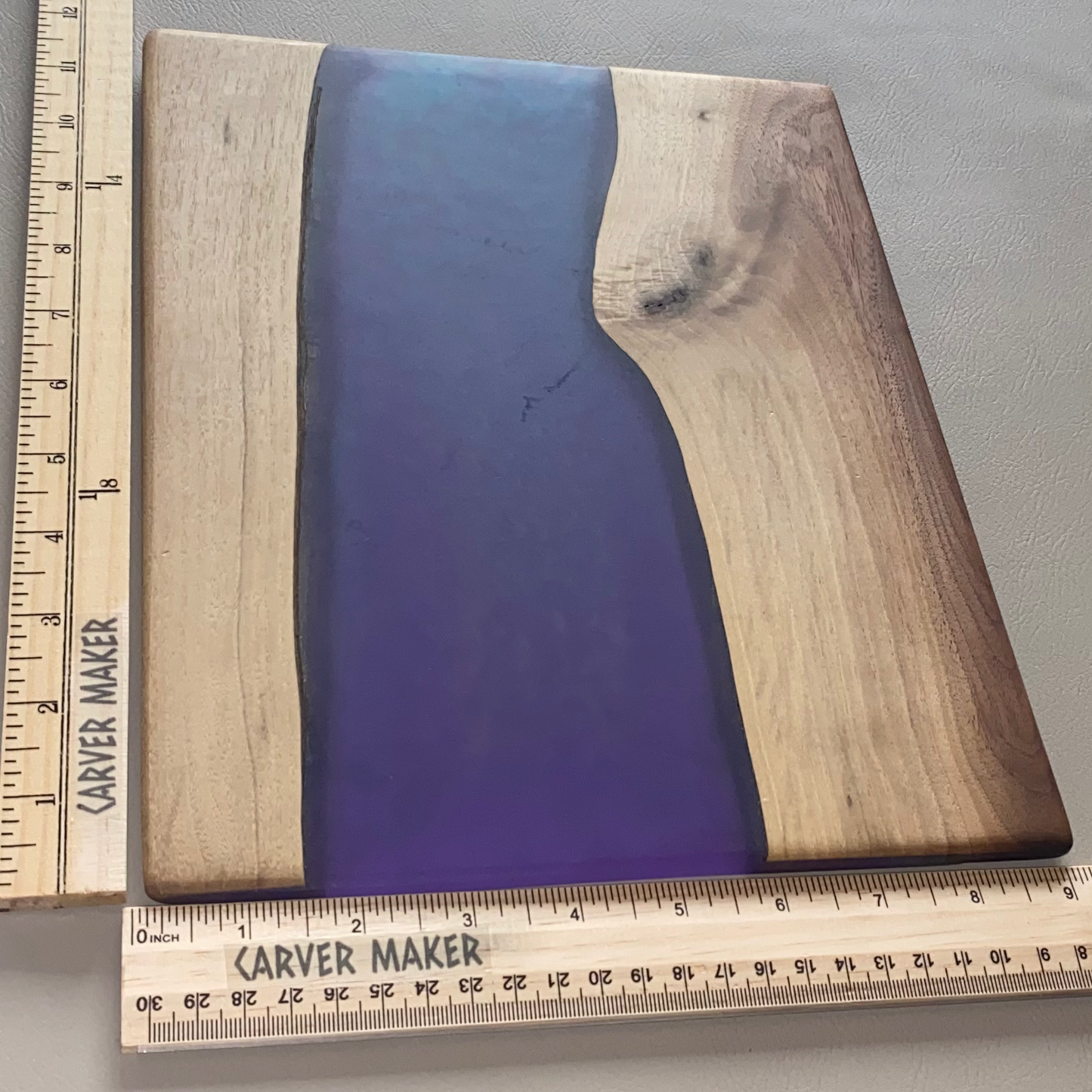 Tabla para servir Nogal con morado oscuro y río de resina azul 