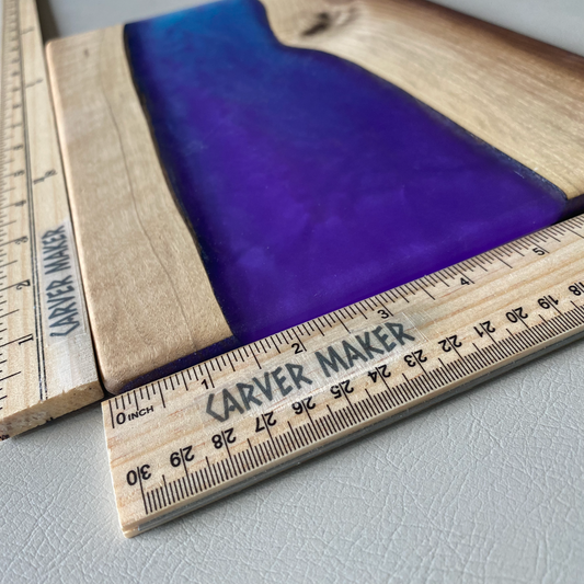 Planche de service noyer avec violet foncé et rivière en résine bleue 