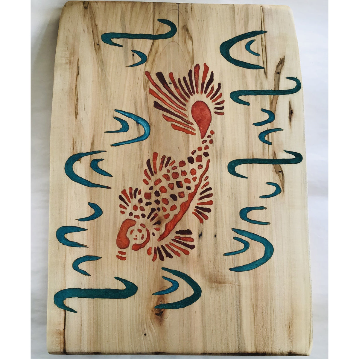 Tabla de charcutería tallada a mano con diseño Koi de resina