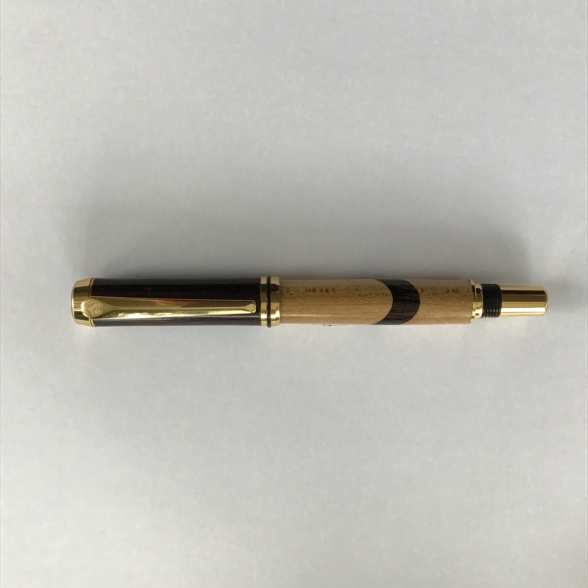 Pluma de madera torneada a mano